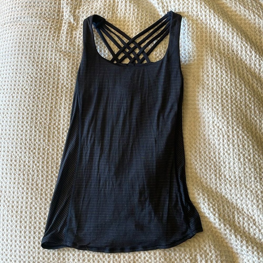 Lululemon exposed bra workout top criss cross open back size 4 small s